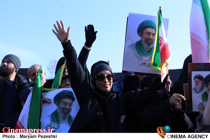معرفی «امام سید مجتبی خامنه‌ای» موجی از شوق و امید و آرامش را در دل‌ها پدید آورد/ سربازان ولایت در رسانه ملی مفتخرند که امواج ارادت و محبت توده‌ها و نخبگان را به مناسبت این انتخاب مبارک از نزدیک رویت و روایت کرده‌اند