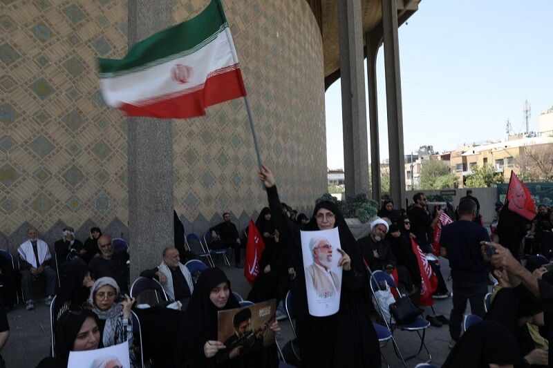 گردهمایی عزاداران در تئاترشهر/ هنرمندان با ادای احترام در تشییع رهبر شهید مشارکت دارند